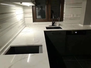 ห้องครัวห้องครัวสีขาวควอตซ์เคาน์เตอร์หินควอตซ์ขนาดที่กำหนดเอง