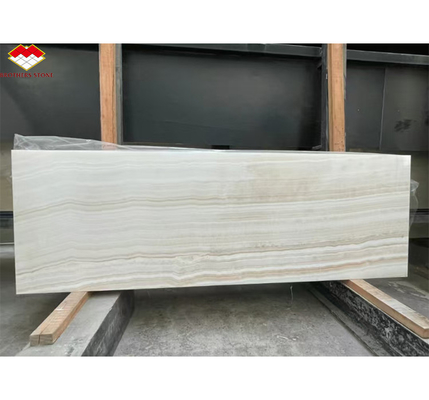 แผ่นผนังห้องน้ําโรงแรมแบบโมเดิร์น พร้อมแสงเบื้องหลัง หินธรรมชาติ มาร์บอร์ Onyx ขาว