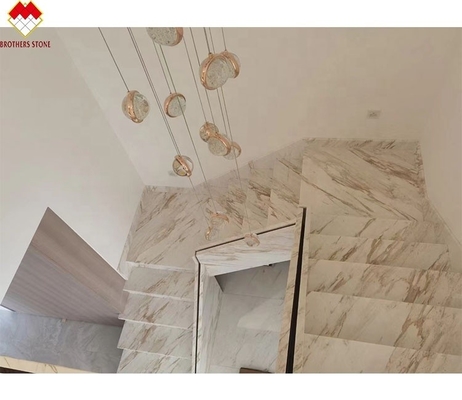ขนาดที่กําหนดเอง Venus Gold Calacatta Marble Spiral Staircase Tread Indoor โมเดิร์น LED Light และ Anti-Slip Design