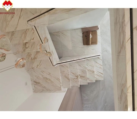 ขนาดที่กําหนดเอง Venus Gold Calacatta Marble Spiral Staircase Tread Indoor โมเดิร์น LED Light และ Anti-Slip Design