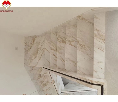 ขนาดที่กําหนดเอง Venus Gold Calacatta Marble Spiral Staircase Tread Indoor โมเดิร์น LED Light และ Anti-Slip Design