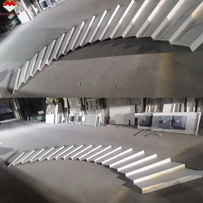 ระเบียงกันคลื่น ระเบียง Calacatta รูปแบบบันไดหิน sintered กับ LED Lighting