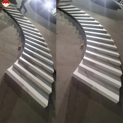 ระดับบันไดภายในทําจากหินประดิษฐ์ที่มีรูปแบบ Calacatta และ LED Lighting Cover