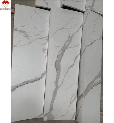 สีขาว สีดํา สีเทา ทองคํา Customized Polished Calacatta Marble Look กระเบื้องโปร์เซลน