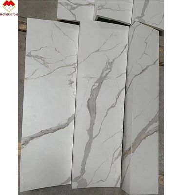 สีขาว สีดํา สีเทา ทองคํา Customized Polished Calacatta Marble Look กระเบื้องโปร์เซลน