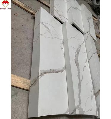 สีขาว สีดํา สีเทา ทองคํา Customized Polished Calacatta Marble Look กระเบื้องโปร์เซลน