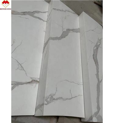 สีขาว สีดํา สีเทา ทองคํา Customized Polished Calacatta Marble Look กระเบื้องโปร์เซลน