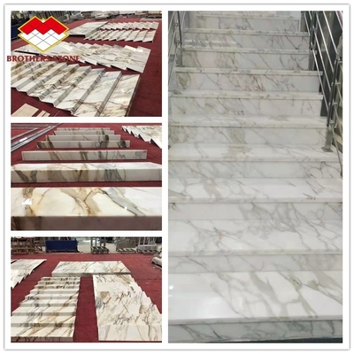 รางบันไดภายในวิลล่า ผลิตจากหินมาร์บอร์ธรรมชาติและบันไดทอง Calacatta