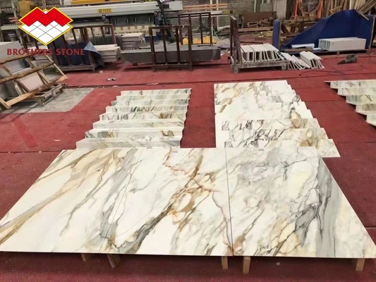 รางบันไดภายในวิลล่า ผลิตจากหินมาร์บอร์ธรรมชาติและบันไดทอง Calacatta