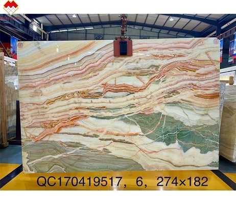 การแข่งขัน Onyx Stone Veneer Book Match สีสัน Onyx Flooring Tile หลังแสงสายรุ้ง