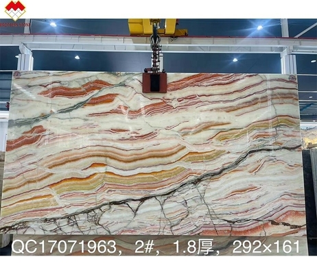 การแข่งขัน Onyx Stone Veneer Book Match สีสัน Onyx Flooring Tile หลังแสงสายรุ้ง
