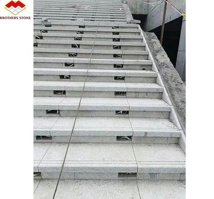 หินแกรนิตจีน Luxury Outdoor White Granite Cut-to-Size แผ่นไฟสําหรับพื้นบันได