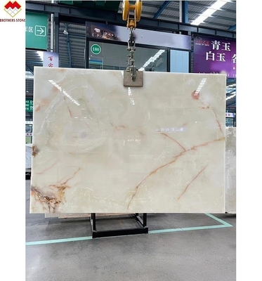 สีขาวโปร่ง Onyx มาร์บอร์ ใหญ่ Slab Backlit สีแดง/ทอง เส้นเลือดสําหรับตกแต่งโรงแรม