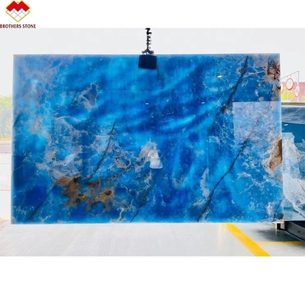 เส้นเลือดสีฟ้าทองคํา Onyx Marble Slab แผ่นหินธรรมชาติโปร่งใสสําหรับตกแต่งภายใน