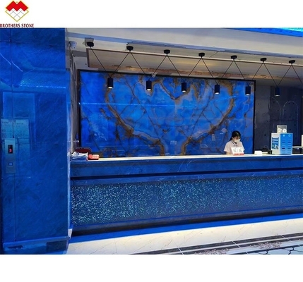 เส้นเลือดสีฟ้าทองคํา Onyx Marble Slab แผ่นหินธรรมชาติโปร่งใสสําหรับตกแต่งภายใน