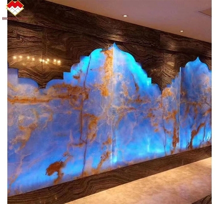 เส้นเลือดสีฟ้าทองคํา Onyx Marble Slab แผ่นหินธรรมชาติโปร่งใสสําหรับตกแต่งภายใน