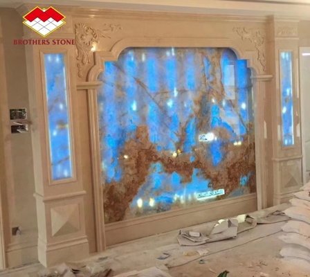 เส้นเลือดสีฟ้าทองคํา Onyx Marble Slab แผ่นหินธรรมชาติโปร่งใสสําหรับตกแต่งภายใน