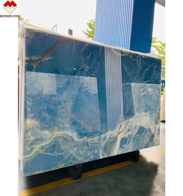 เส้นเลือดสีฟ้าทองคํา Onyx Marble Slab แผ่นหินธรรมชาติโปร่งใสสําหรับตกแต่งภายใน