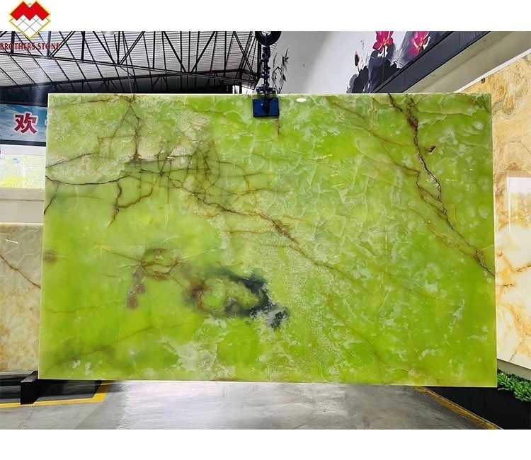 สวยงาม สี Emerald Green Onyx Marble Slab สีธรรมชาติ สีเขียว Onyx หินสีแดง เส้นเลือดดํา แบคไลท์ Onyx Wall Cladding Countertop Natural Stone