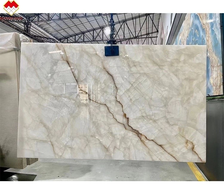 วิลล่าโมเดิร์น ดีไซน์ สีขาวโอนิกซ์ สีขาวสล็อบมาร์บอร์สําหรับผนังห้องนั่งเล่นและพื้น