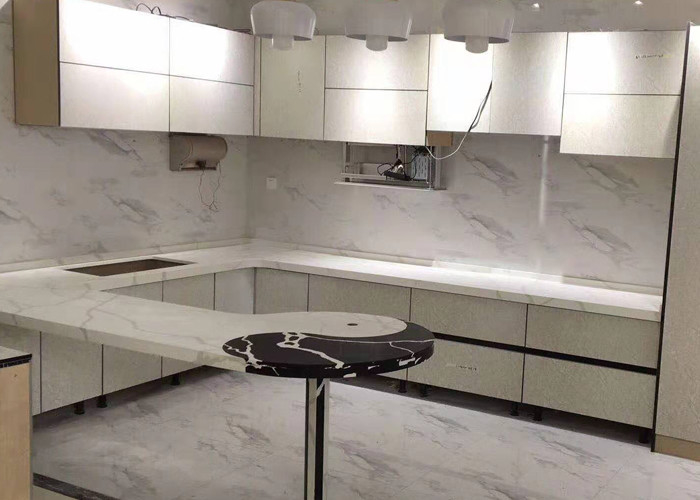 ห้องครัวห้องครัวสีขาวควอตซ์เคาน์เตอร์หินควอตซ์ขนาดที่กำหนดเอง